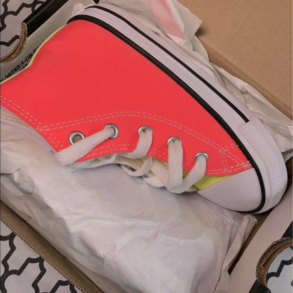 Converse toddler girl size 8